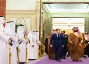 الرئيس الفرنسي، إيمانويل ماكرون، وولي العهد السعودي، محمد بن سلمان.صورة.تلفزيون الشرق