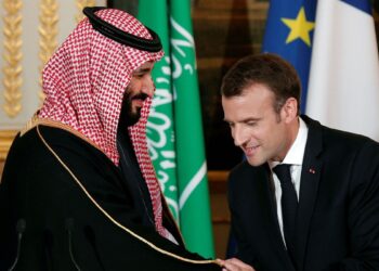 الرئيس الفرنسي، إيمانويل ماكرون، وولي عهد السعودية، محمد بن سلمان.صورة.سبوتنيك