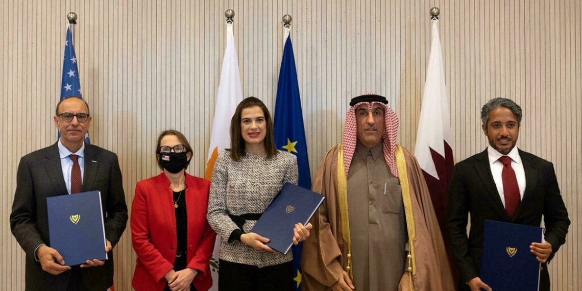 وزيرة الطاقة القبرصية ناتاسا بيليدس، والسفير القطري علي يوسف المولى ومدير شركة قطر للطاقة علي المانع ومدير شركة اكسون موبيل قبرص.صورة.AFP