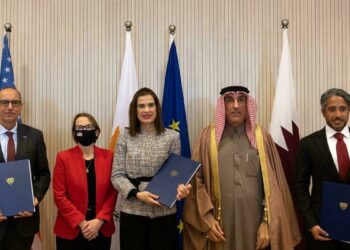 وزيرة الطاقة القبرصية ناتاسا بيليدس، والسفير القطري علي يوسف المولى ومدير شركة قطر للطاقة علي المانع ومدير شركة اكسون موبيل قبرص.صورة.AFP