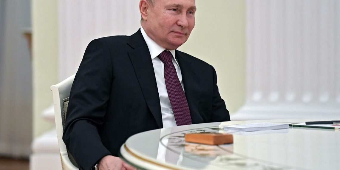 الرئيس الروسي فلاديمير بوتين، خلال لقائه نظيره الإيراني، إبراهيم رئيسي.صورة.سبوتنيك