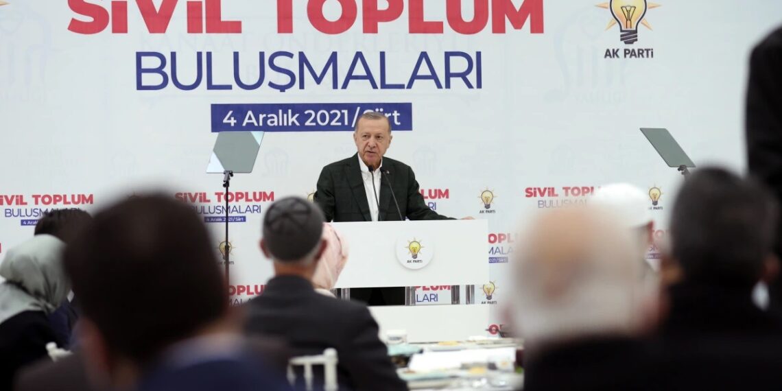 الرئيس التركي رجب طيب أردوغان خلال افتتاح مصنعاً للورق.صورة.CNN تركي