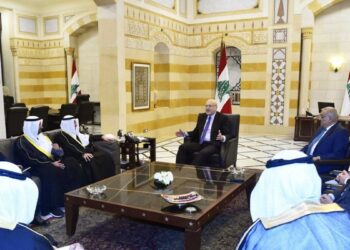 رئيس الحكومة اللبنانية المكلف، نجيب ميقاتي، مع الوفد الكويتي.صورة.AFP