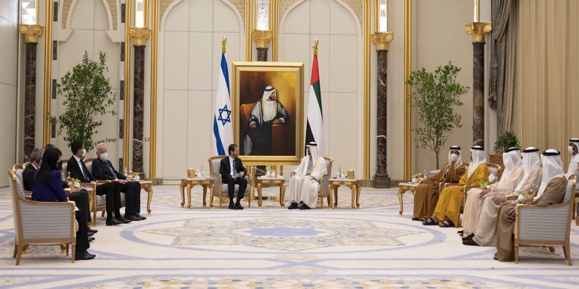 ولي عهد أبوظبي الشيخ محمد بن زايد آل نهيان و الرئيس الإسرائيلي إسحق هرتسوغ.صورة.تويتر