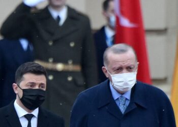 الرئيس التركي، رجب طيب أردوغان، ونظيره الأوكراني، فلاديمير زيلنيكسي.صورة.AFP