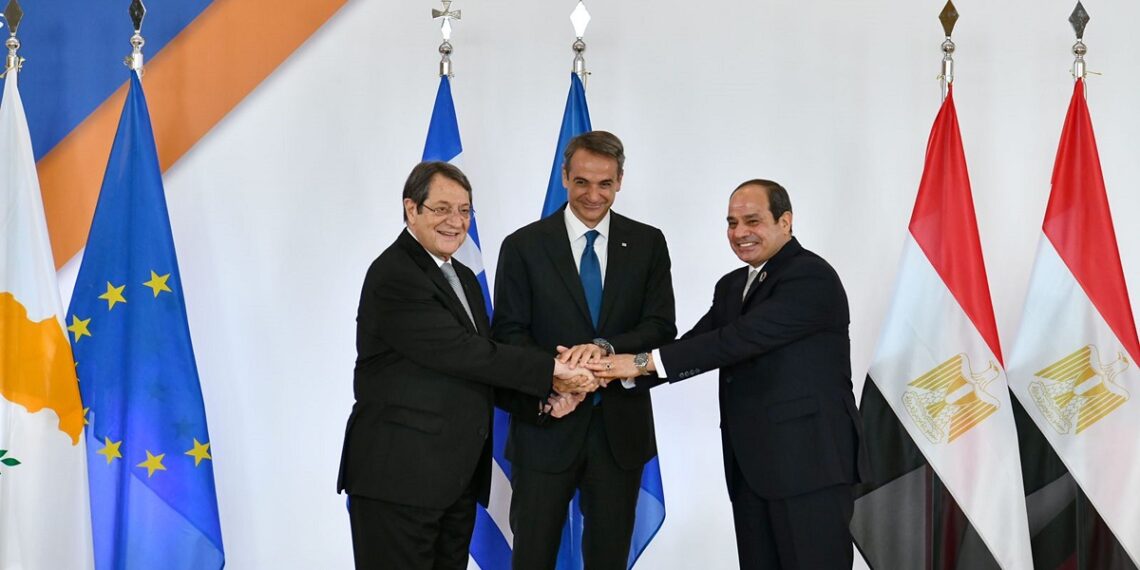 الرئيس المصري عبد الفتاح السيسي ونظيره القبرصي، نيكوس أنستاسيادس، ورئيس وزراء اليونان، كيرياكوس ميتسوتاكيس.صورة.فيتو