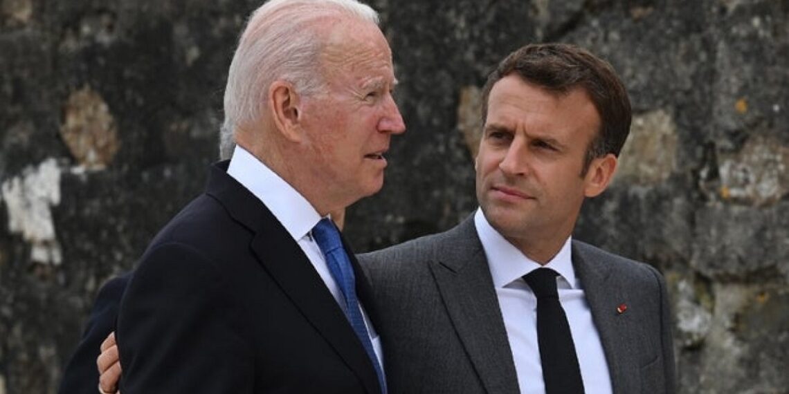 الرئيس الأمريكي، جو بايدن، ونظيره الفرنسي، إيمانويل ماكرون.صورة.الخليج أونلاين