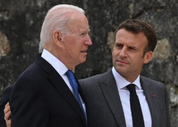 الرئيس الأمريكي، جو بايدن، ونظيره الفرنسي، إيمانويل ماكرون.صورة.الخليج أونلاين