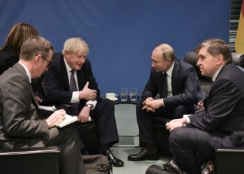 الرئيس الروسي، فلاديمير بوتين، ورئيس الوزراء البريطاني، بوريس جونسون.صورة.AFP