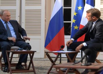 الرئيس الروسي فلاديمير بوتين، ونظيره الفرنسي إيكانويل ماكرون.صورة.روسيا اليوم