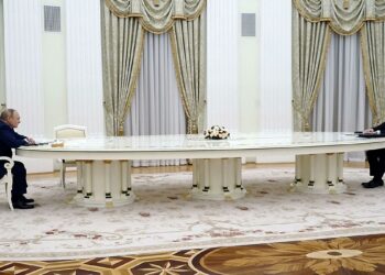 بوتين يحرص على إبراز قوة بلاده وضعف الأوروبيين خلال لقاءه ماكرون