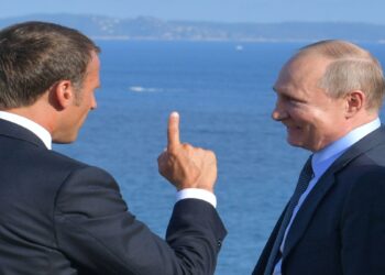 الرئيس الروسي فلاديمير بوتين، ونظيره الفرنسي، إيمانويل ماكرون.صورة.تويتر