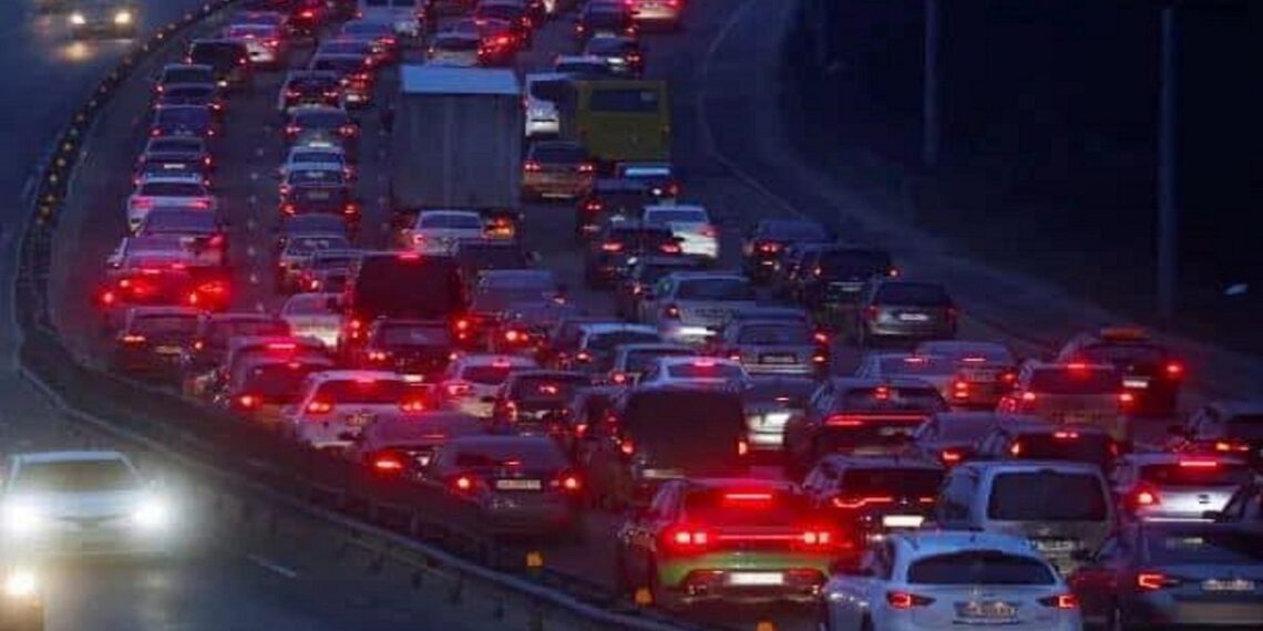 عائلات أوكرانية تتحرك إلى الحدود مع دول أوروبية.صورة.تويتر