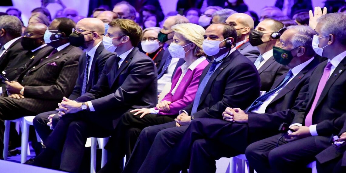 الرئيس المصري عبد الفتاح السيسي، ونظيره الفرنسي إيمانويل ماكرون خلال قمة بريست.صورة.تويتر