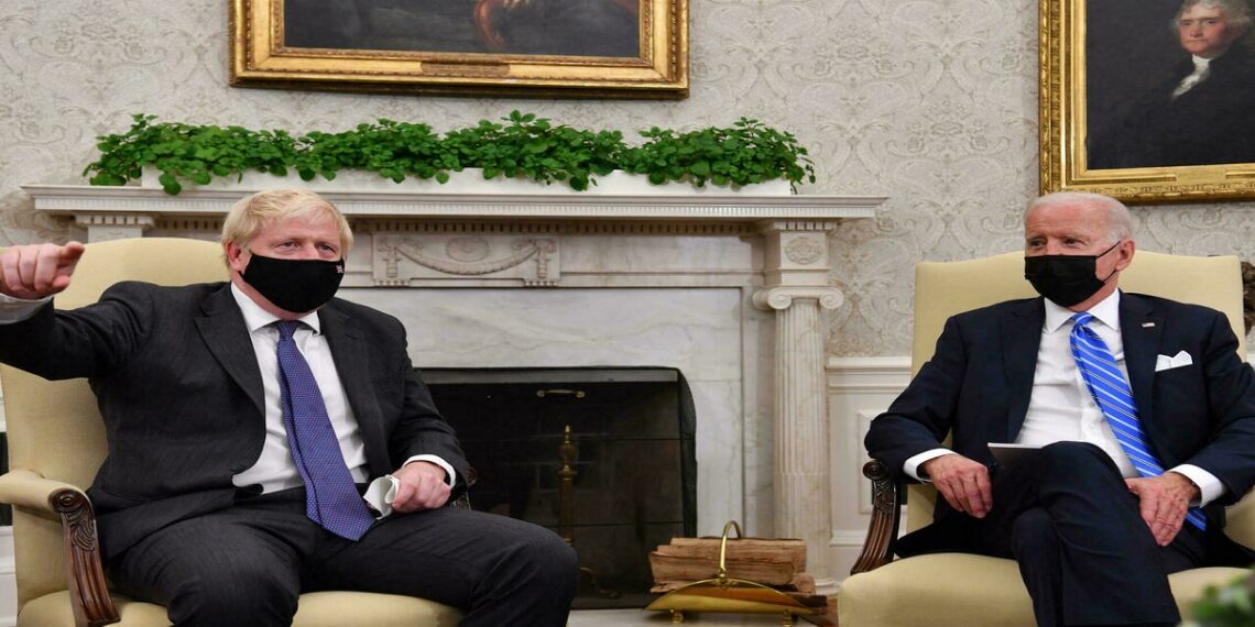 الرئيس الأمريكي، جوزيف بادين، ورئيس الوزراء البريطاني، بوريس جونسون.صورة.فرانس 24