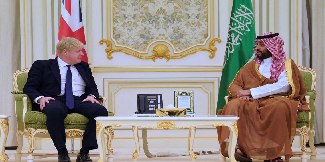 ولي العهد السعودي، محمد بن سلمان، ورئيس الوزراء البريطاني، بوريس جونسون.صورة.AFP