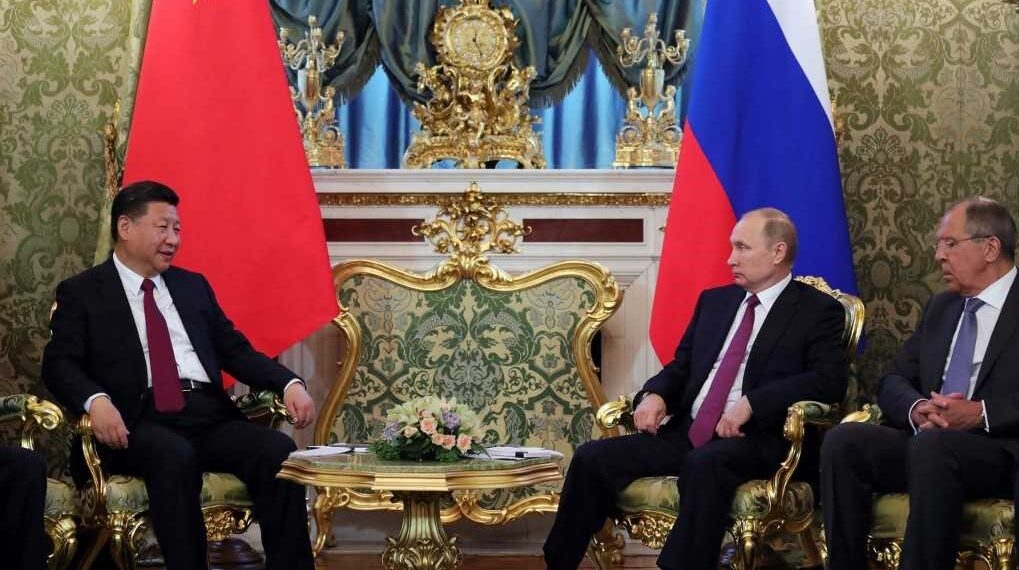 الرئيس الروسي، فلاديمير بوتين، ونظيره الصيني، شي جين بينغ، ووزير الخارجية الروسي، سيرجي لافروف.صورة.AFP