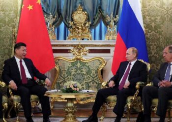 الرئيس الروسي، فلاديمير بوتين، ونظيره الصيني، شي جين بينغ، ووزير الخارجية الروسي، سيرجي لافروف.صورة.AFP