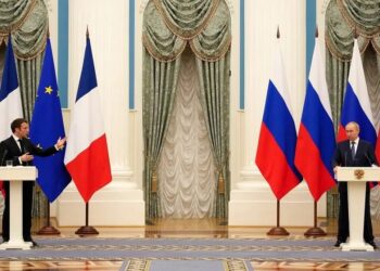 الرئيس الروسي فلاديمير بوتين، ونظيره الفرنسي، إيمانويل ماكرون.صورة.رويترز