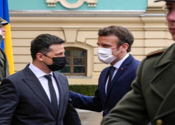 الرئيس الفرنسي، إيمانويل ماكرون، ونظيره الأوكراني، فلوديمير زيلنيسكي.صورة.BBC