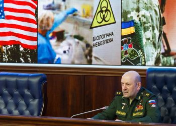 رئيس قوات الدفاع الإشعاعي والكيميائي والبيولوجي للقوات المسلحة للاتحاد الروسي ، الفريق إيغور كيريلوف.صورة.تاس