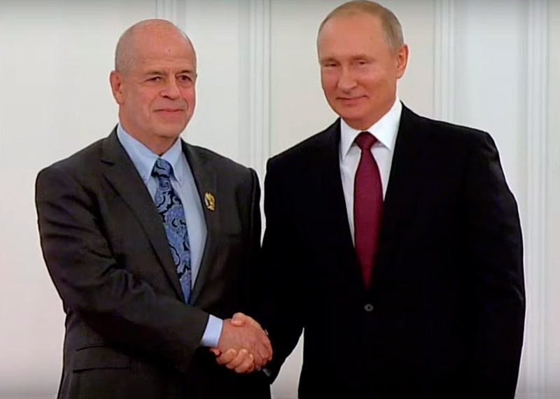 الرئيس فلاديمير بوتين، ومستشاره الشخصي، البروفسور فيتالي نعومكن.صورة.رياليست