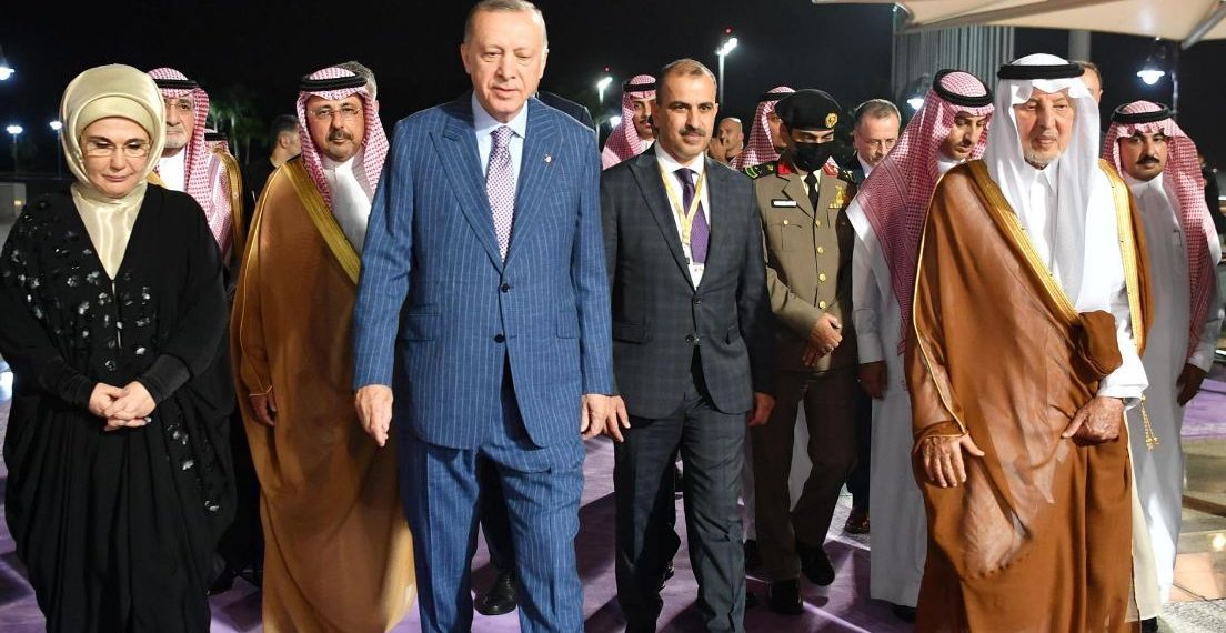 الرئيس التركي رجب طيب أردوغان، وحرمه، خلال وصوله مدينة جدة السعودية.صورة.رياليست