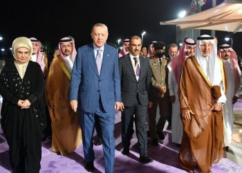 الرئيس التركي رجب طيب أردوغان، وحرمه، خلال وصوله مدينة جدة السعودية.صورة.رياليست