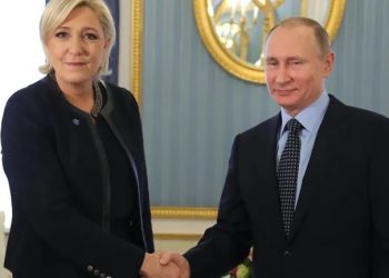 الرئيس الروسي، فلاديمير بوتين، ومرشحة اليمين المتطرف الفرنسي، مارين لوبان.صورة.GETTY