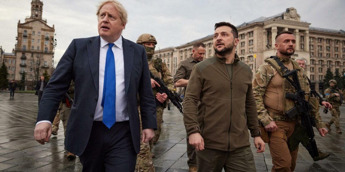 الرئيس الأوكراني، فلوديمير زيلنيسكي، ورئيس الوزراء البريطاني، بوريس جونسون في إحدى ساحات كييف.صورة.AFP