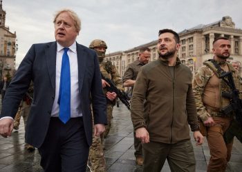 الرئيس الأوكراني، فلوديمير زيلنيسكي، ورئيس الوزراء البريطاني، بوريس جونسون في إحدى ساحات كييف.صورة.AFP