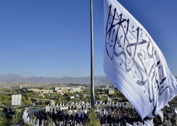 علم طالبان على قمة هضبة بحديقة بالعاصمة كابول.صورة.AFP