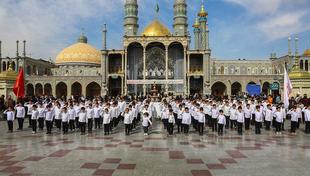إنشاد سلام فرمانده في ساحة مسجد فاطمة المعصومة بقُم