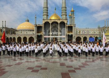 إنشاد سلام فرمانده في ساحة مسجد فاطمة المعصومة بقُم