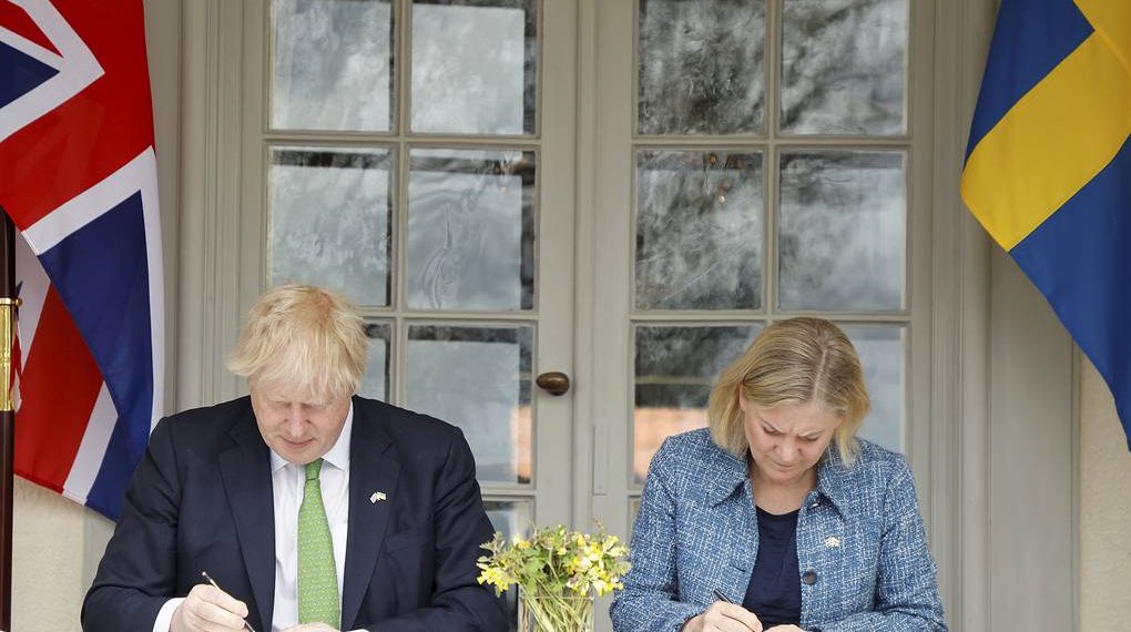 رئيس الوزراء البريطاني بوريس جونسون ورئيسة الوزراء السويدية ماجدالينا أندرسون.صورة.EPA