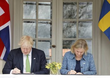 رئيس الوزراء البريطاني بوريس جونسون ورئيسة الوزراء السويدية ماجدالينا أندرسون.صورة.EPA