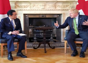 رئيس الوزراء البريطاني، بوريس جونسون، ونظيره الياباني، فوميو كيشيدا.صورة. العربية نت