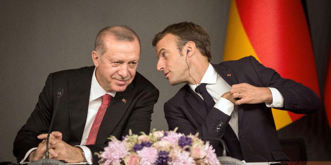 الرئيس الفرنسي إيمانويل ماكرون، ونظيره التركي، رجب طيب أردوغان.صورة.الخليج اونلاين
