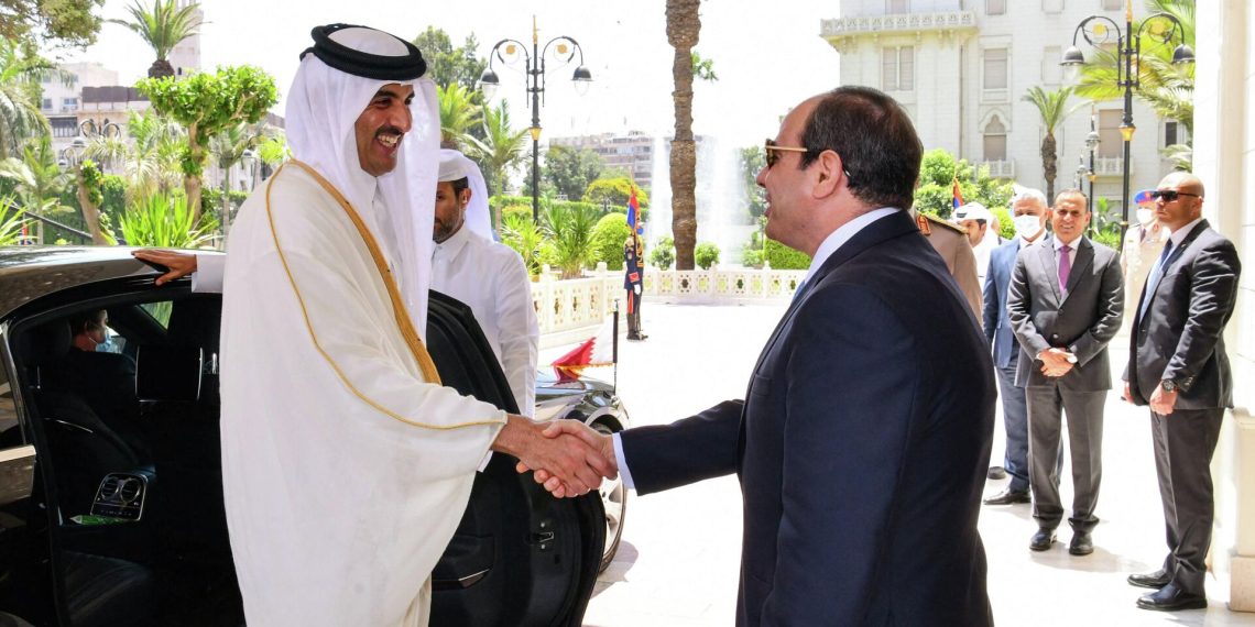 الرئيس المصري خلال لقاء أمير قطر . صورة . رويترز