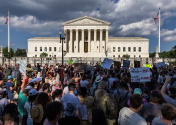 نشطاء حقوق الإجهاض يتظاهرون أمام المحكمة العليا في واشنطن . صورة . رويترز