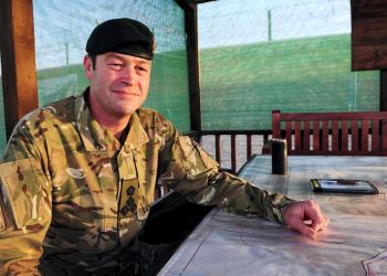 قائد الجيش البريطاني الجنرال باتريك ساندرز