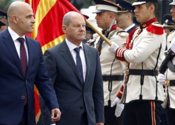 أولاف شولتز في مقدونيا.صورة.hellas.postsen.com