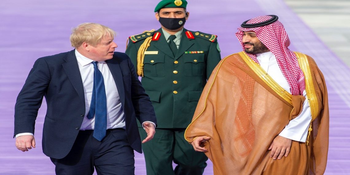 رئيس الوزراء البريطاني، بوريس جونسون، وولي العهد السعوي، محمد بن سلمان.صورة.CNN