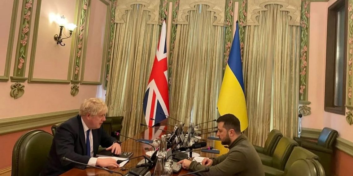 الرئيس الأوكراني، فلوديمير زيلنيسكي، ورئيس الوزراء البريطاني، بوريس جونسون.صورة.24 TV