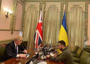 الرئيس الأوكراني، فلوديمير زيلنيسكي، ورئيس الوزراء البريطاني، بوريس جونسون.صورة.24 TV