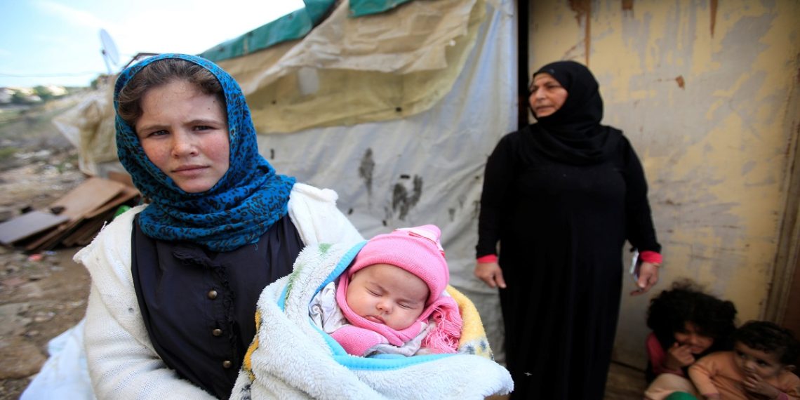 لاجئون سوريون في مخيم قرب مدينة صور اللبنانية.صورة.رويترز