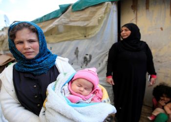 لاجئون سوريون في مخيم قرب مدينة صور اللبنانية.صورة.رويترز