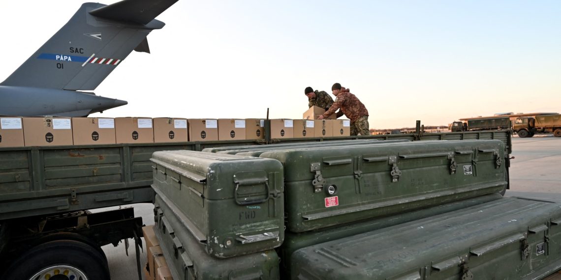 شحنات الأسلحة إلى أوكرانيا . صورة . رويترز