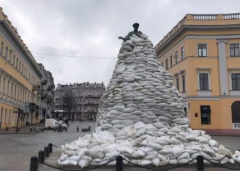 تغطية النصب التذكاري لدوق دي ريشيليو في أوديسا بـ 1.2 ألف كيس من الرمل.صورة.رياليست