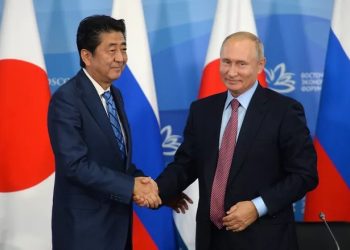 الرئيس الروسي، فلاديمير بوتين، ورئيس الوزراء الياباني السابق، شينزو آبي.صورة.ريانوفوستي